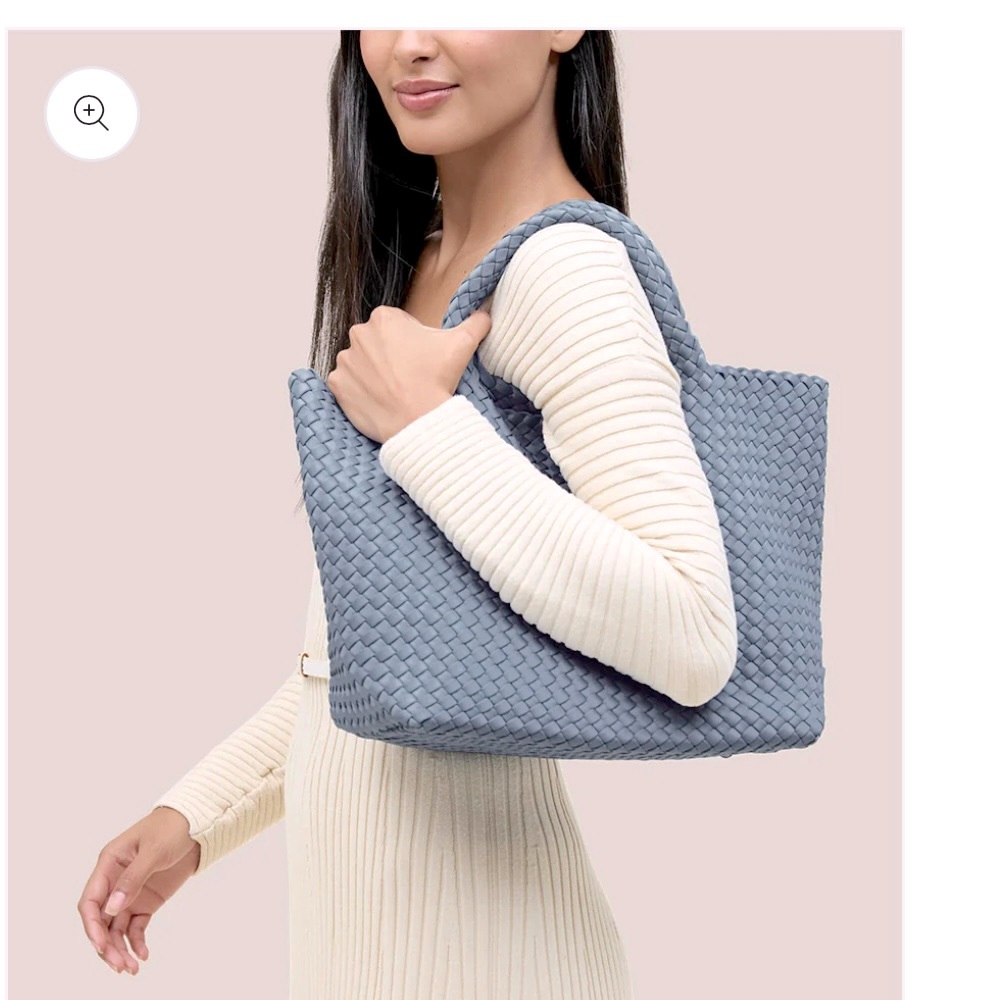 Nagedhi medium Tote Bag